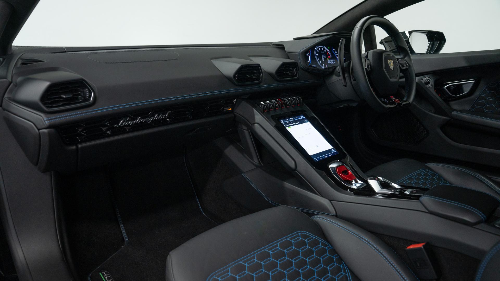 LAMBORGHINI Huracan Photo 120285a8-0f6d-4313-b889-4b6f3d6437e8.jpg