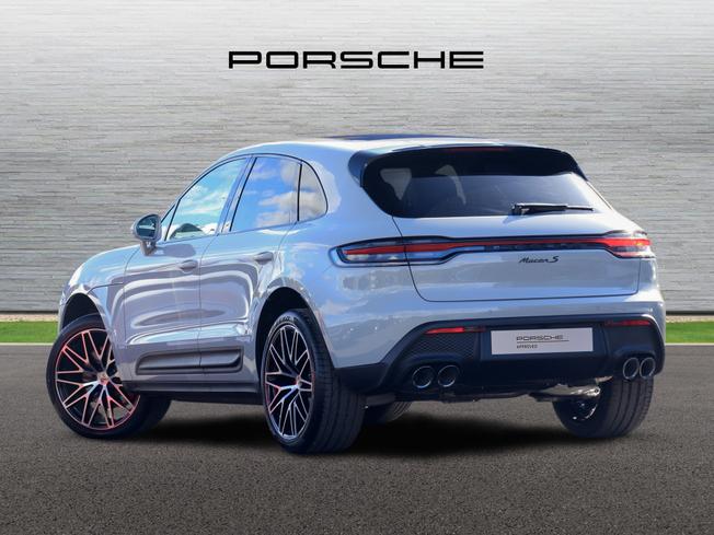 PORSCHE Macan Photo 2
