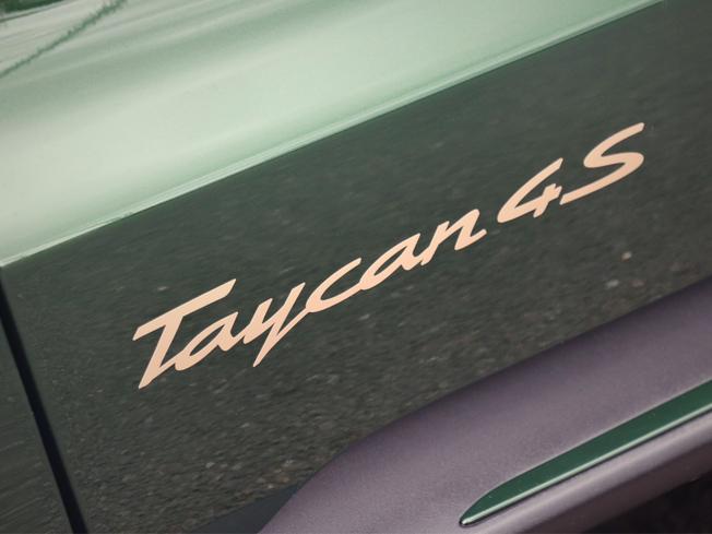 PORSCHE Taycan Photo 16