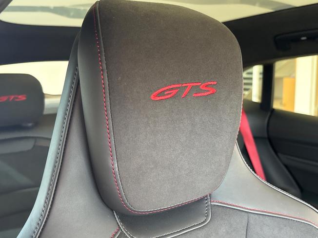 PORSCHE Taycan Photo 45