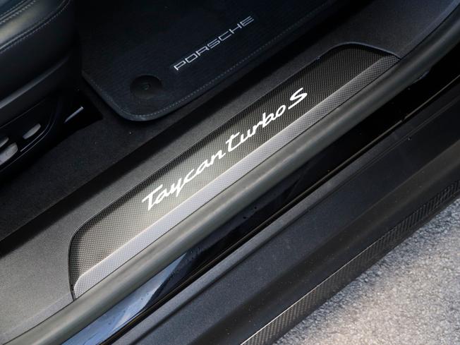 PORSCHE Taycan Photo 15