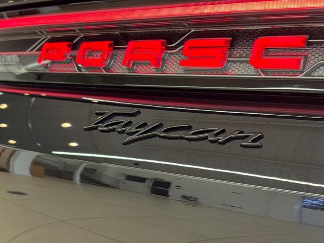 PORSCHE Taycan Photo 39