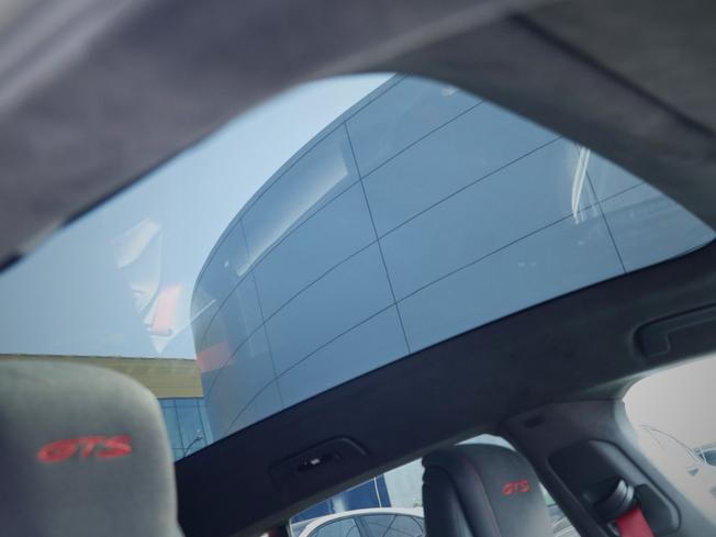 PORSCHE Taycan Photo 25