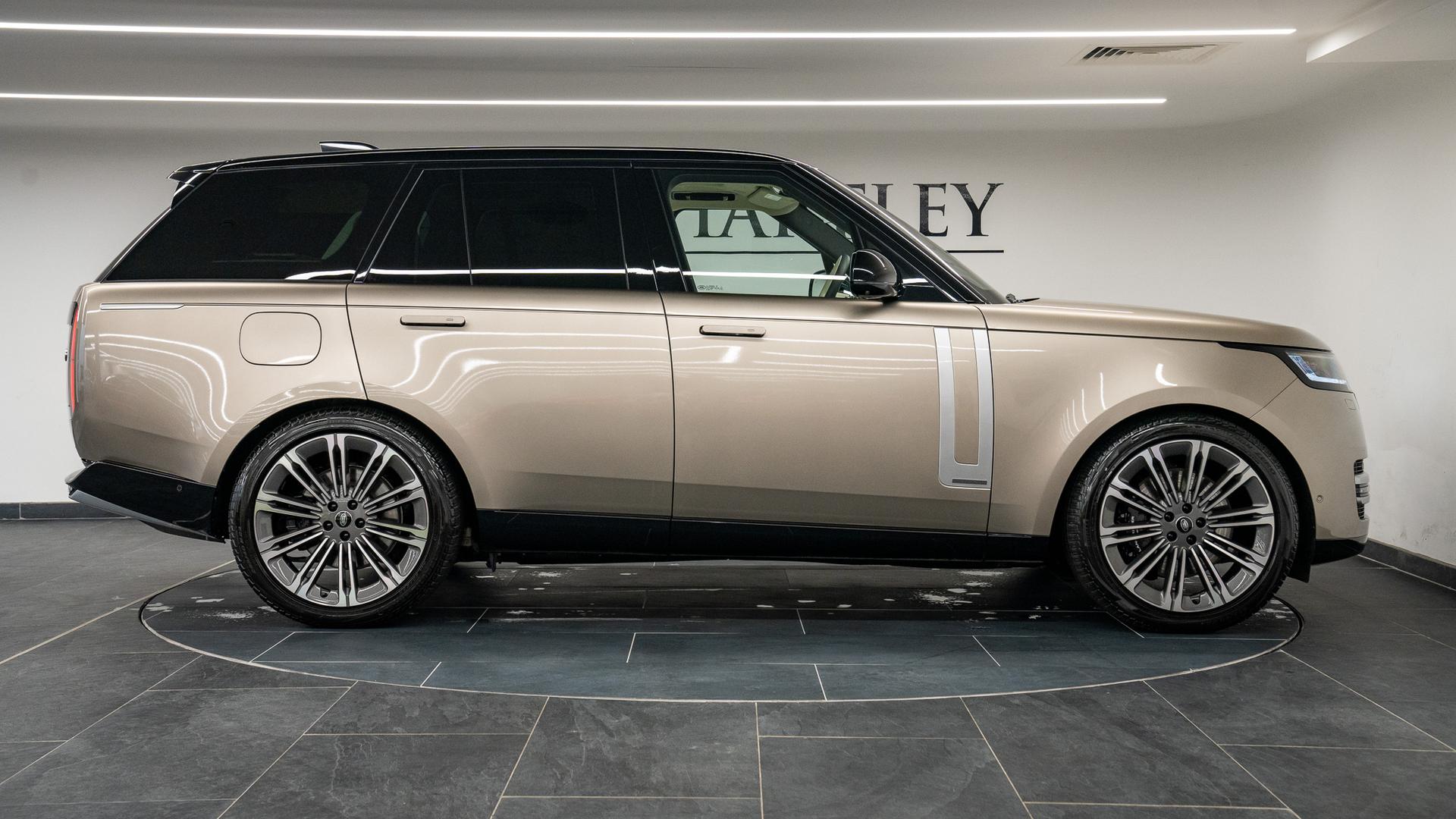 Land Rover Range Rover Photo 131279eb-cd7a-4f61-b5d7-0075c2f8d29d.jpg