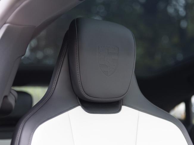 PORSCHE Taycan Photo 11