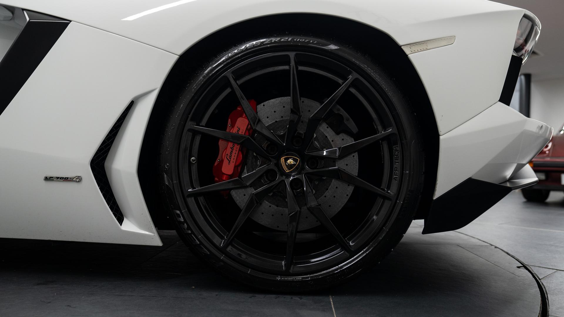 LAMBORGHINI Aventador Photo 136164b0-b3af-4746-89b8-341eb1df56f2.jpg
