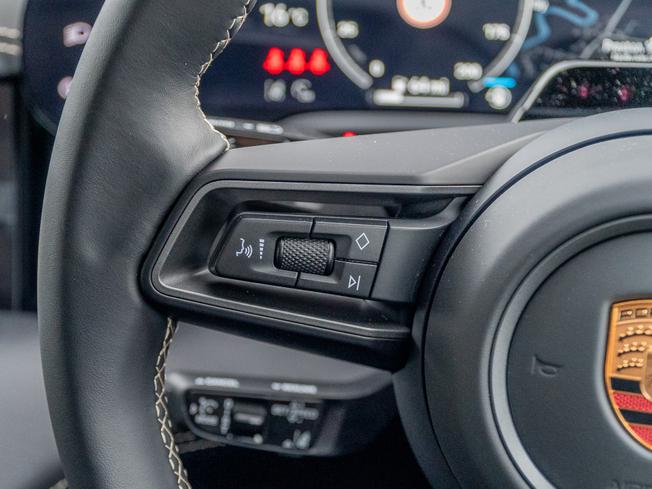 Porsche Taycan Photo 21