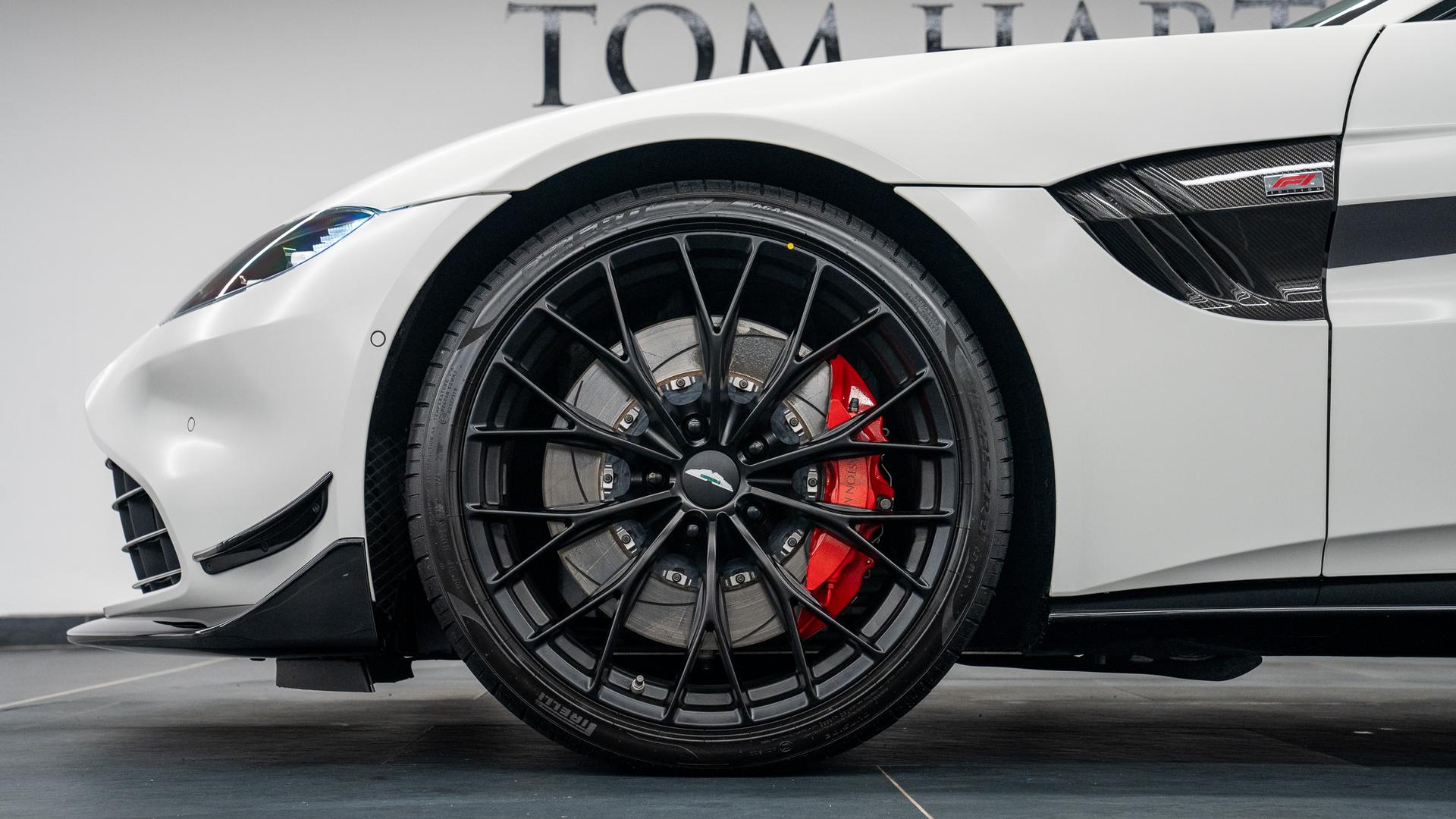 Aston Martin Vantage Photo 13b25884-0bce-49bf-8ea9-b3925233febf.jpg
