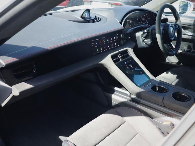PORSCHE Taycan Photo 26