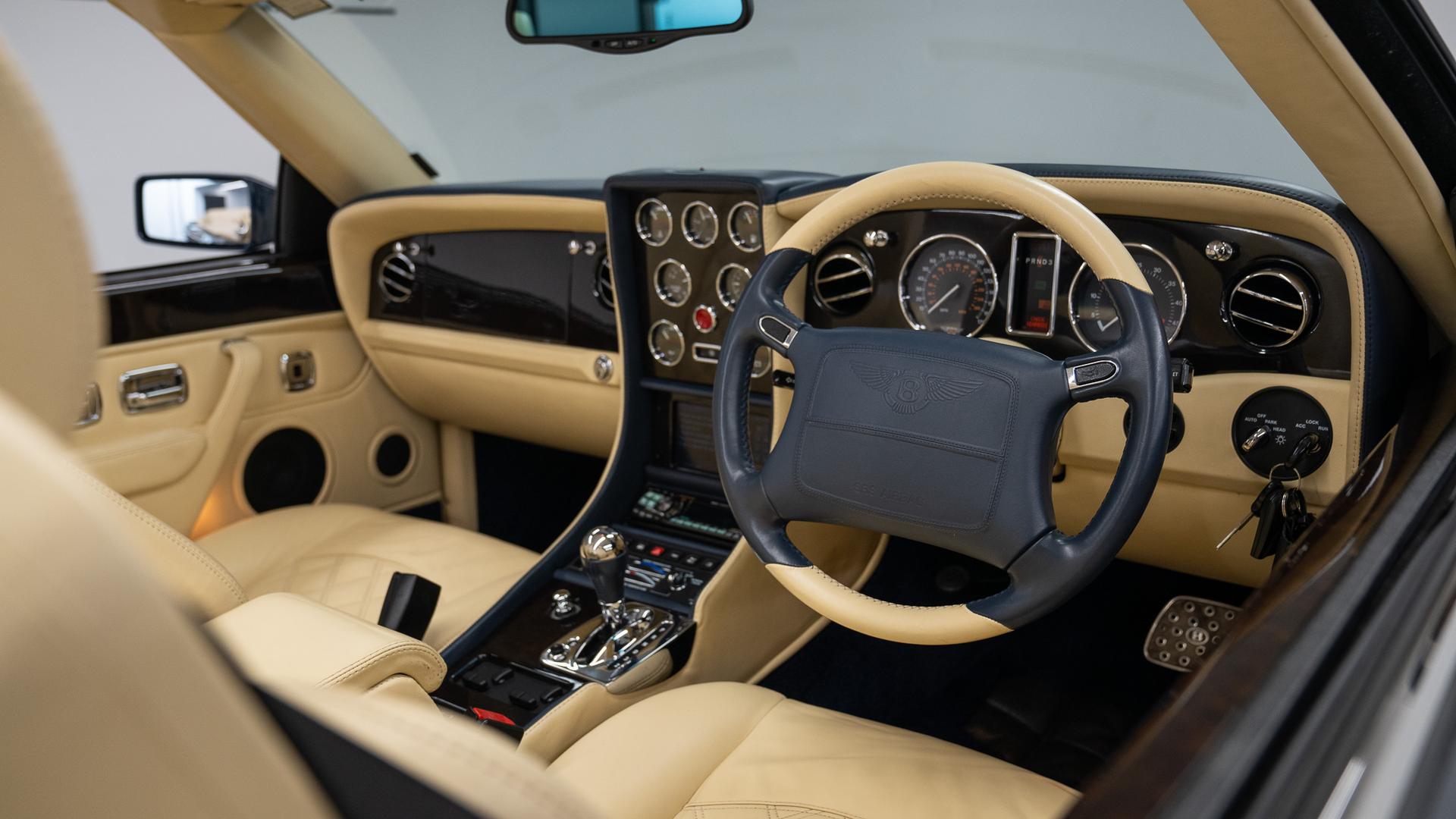 Bentley Azure Photo 13d185ff-a373-4a07-9ed7-2ecdf19f0737.jpg