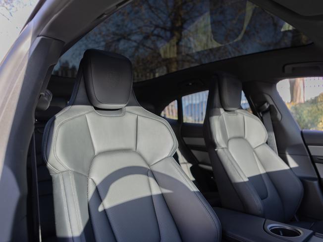 PORSCHE Taycan Photo 9