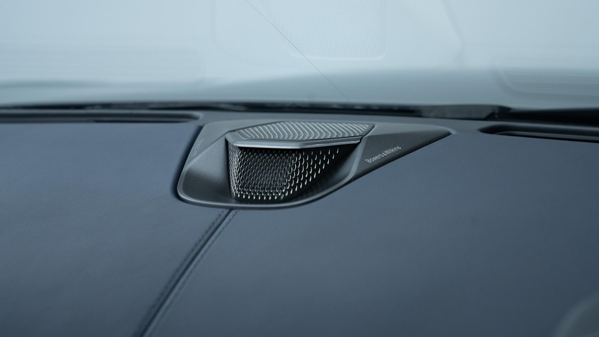 Aston Martin Vanquish Photo 14121f7b-c4c6-4062-a3d4-5ef4baecbf32.jpg