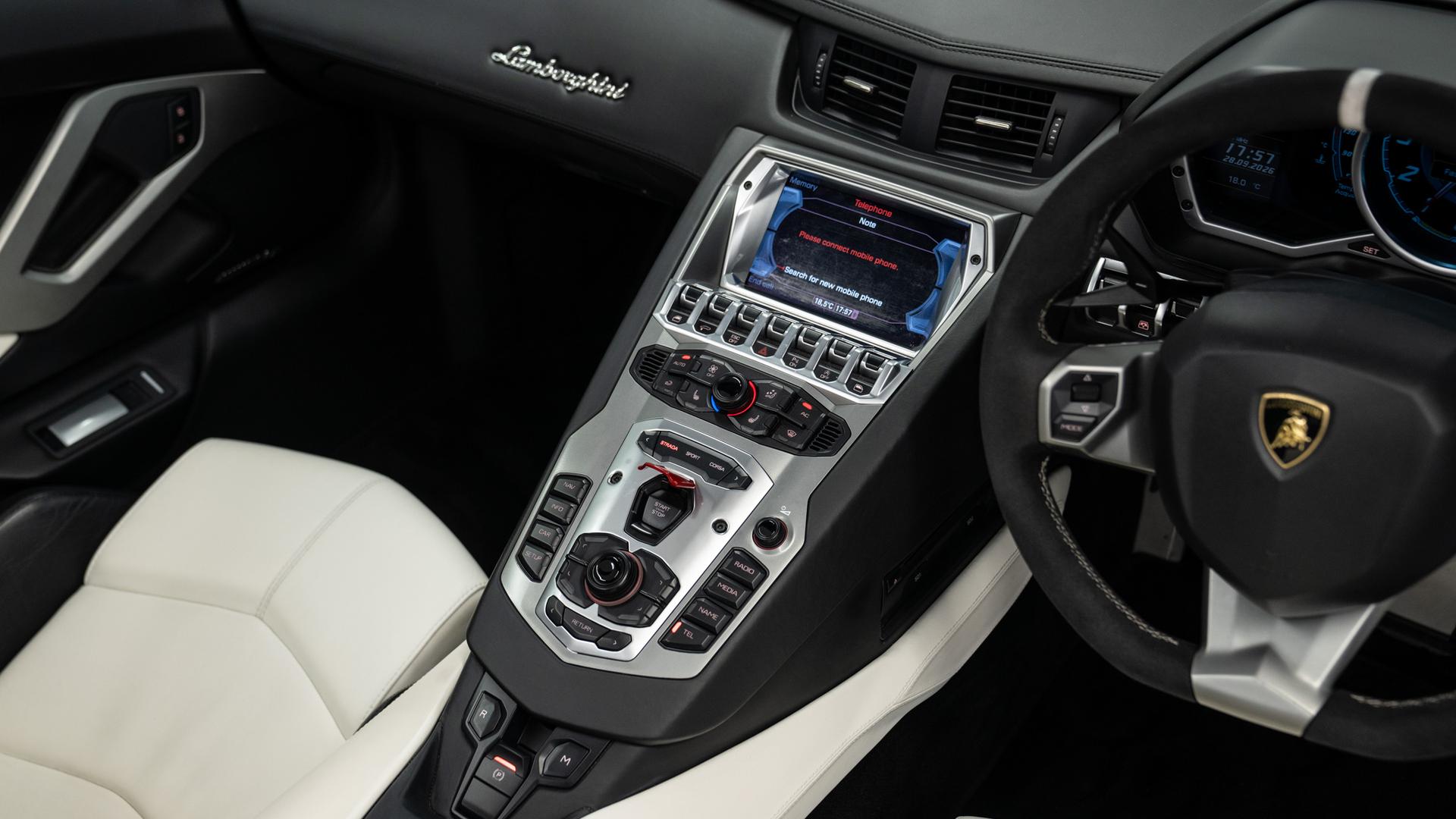 LAMBORGHINI Aventador Photo 142b120e-8c8d-41fa-9c13-5caf47f1765c.jpg