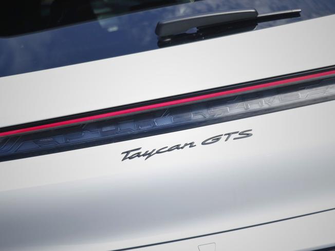 PORSCHE Taycan Photo 8