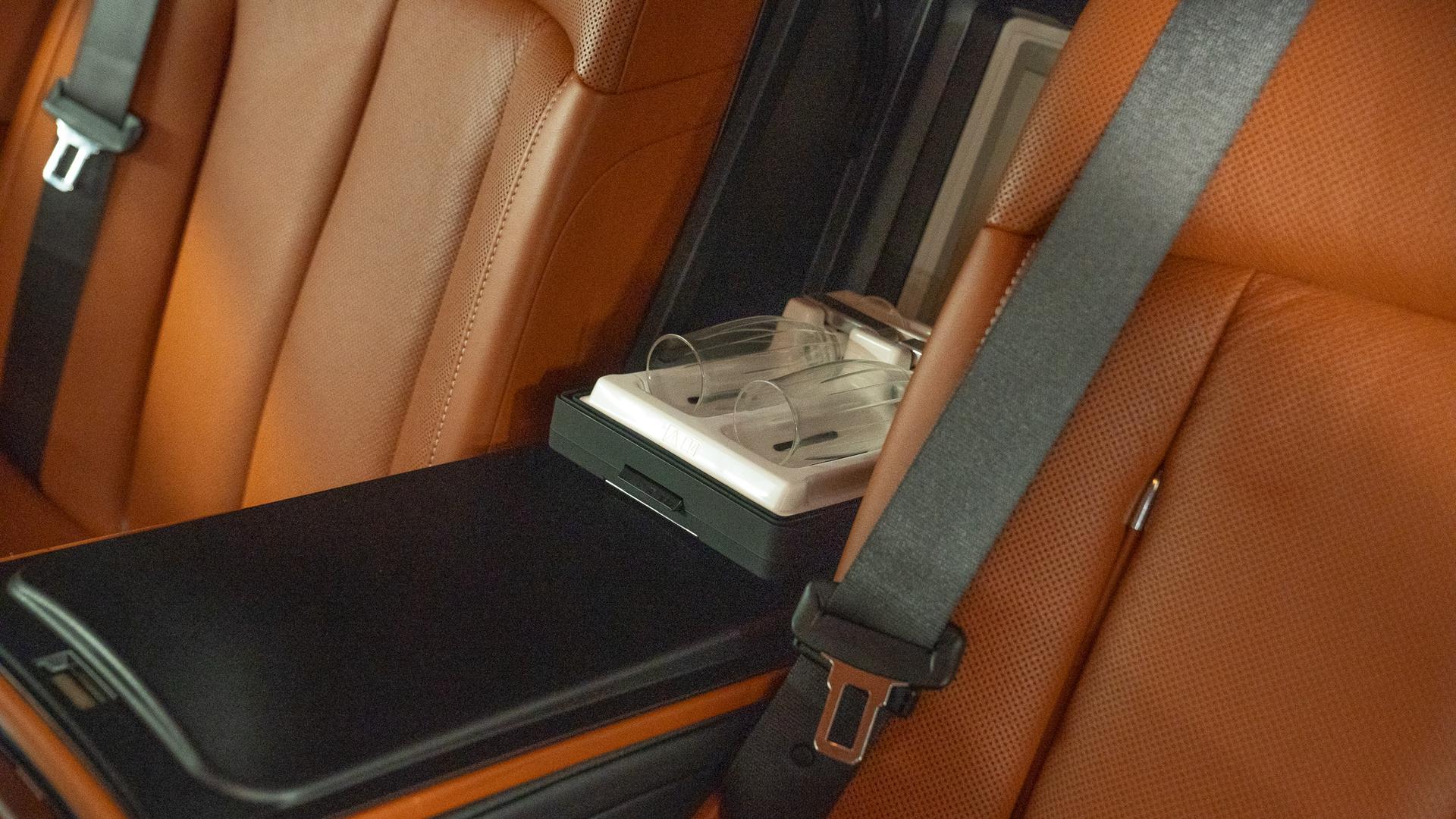 Rolls-Royce Phantom Photo 1467f90a-7909-46c1-bbd8-b52a1d38449a.jpg