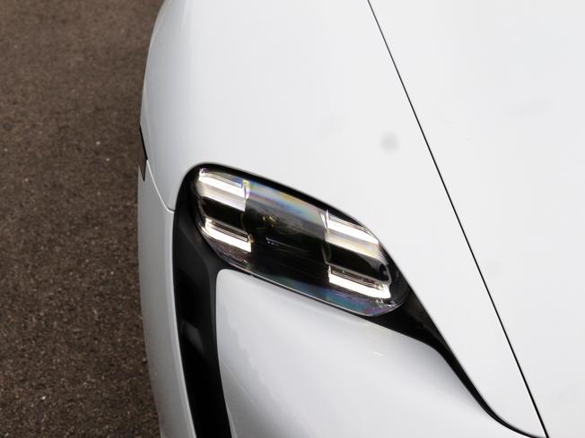 PORSCHE Taycan Photo 8