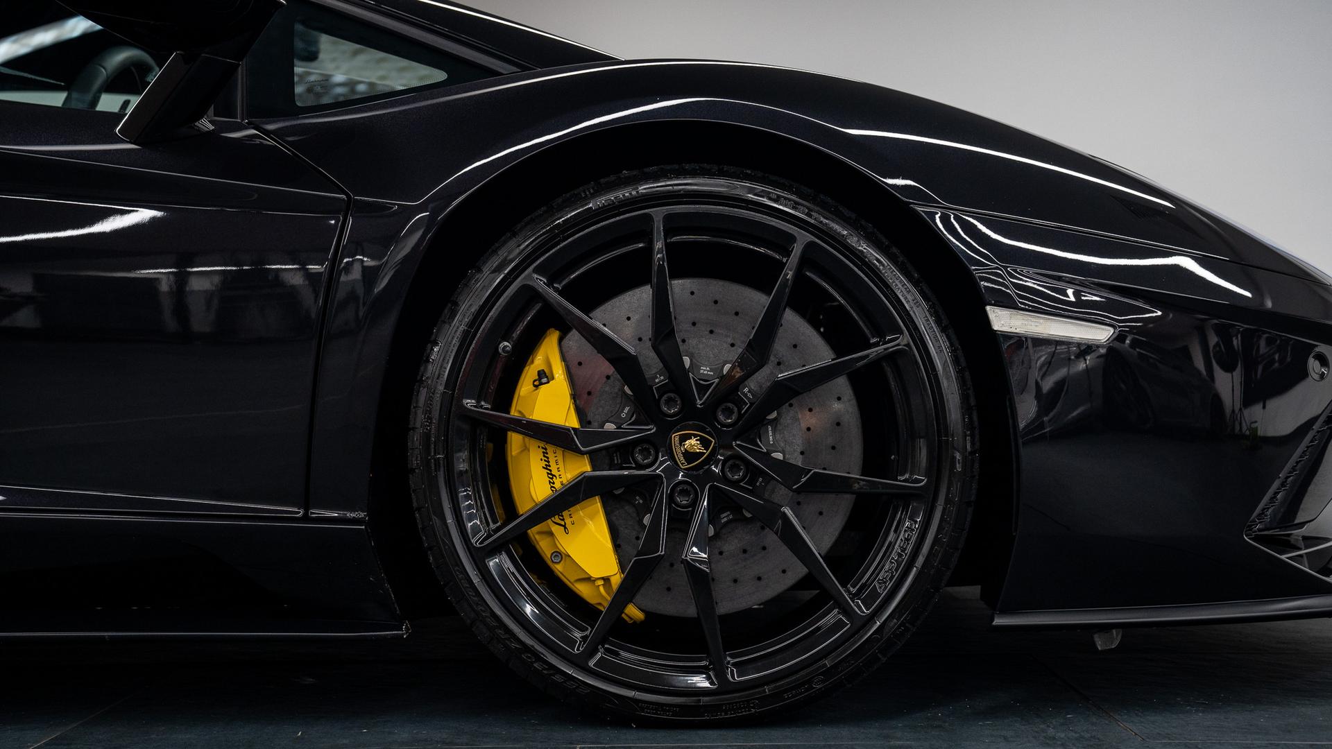 LAMBORGHINI Aventador Photo 14e20bc4-538f-48f6-bc24-3b1dad552a19.jpg