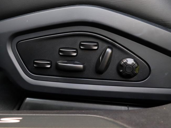 PORSCHE Taycan Photo 18