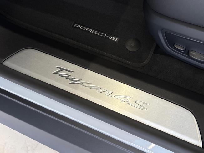 Porsche Taycan Photo 40