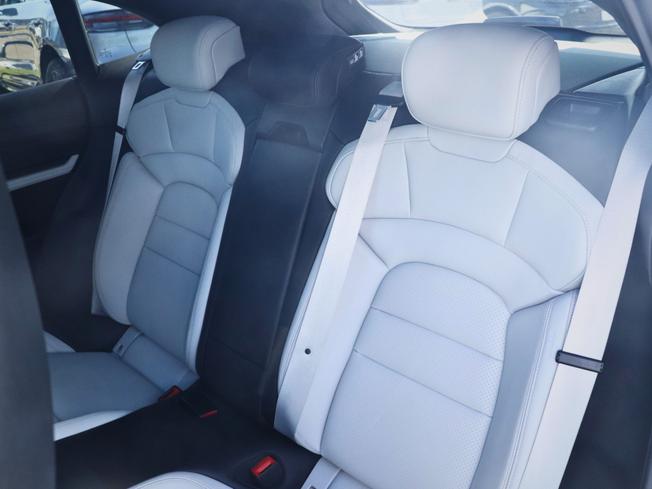 PORSCHE Taycan Photo 31