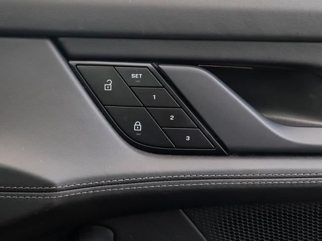 PORSCHE Taycan Photo 30