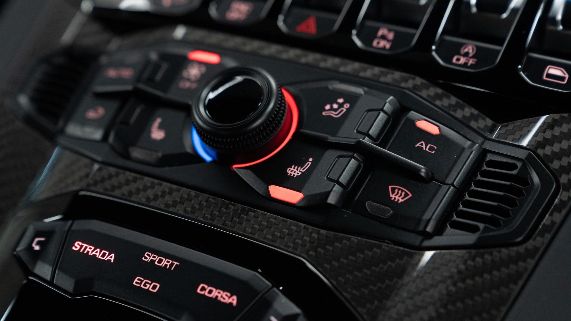 LAMBORGHINI Aventador Photo 158d5645-2dc2-40c6-84ce-92a8884ee5ea.jpg