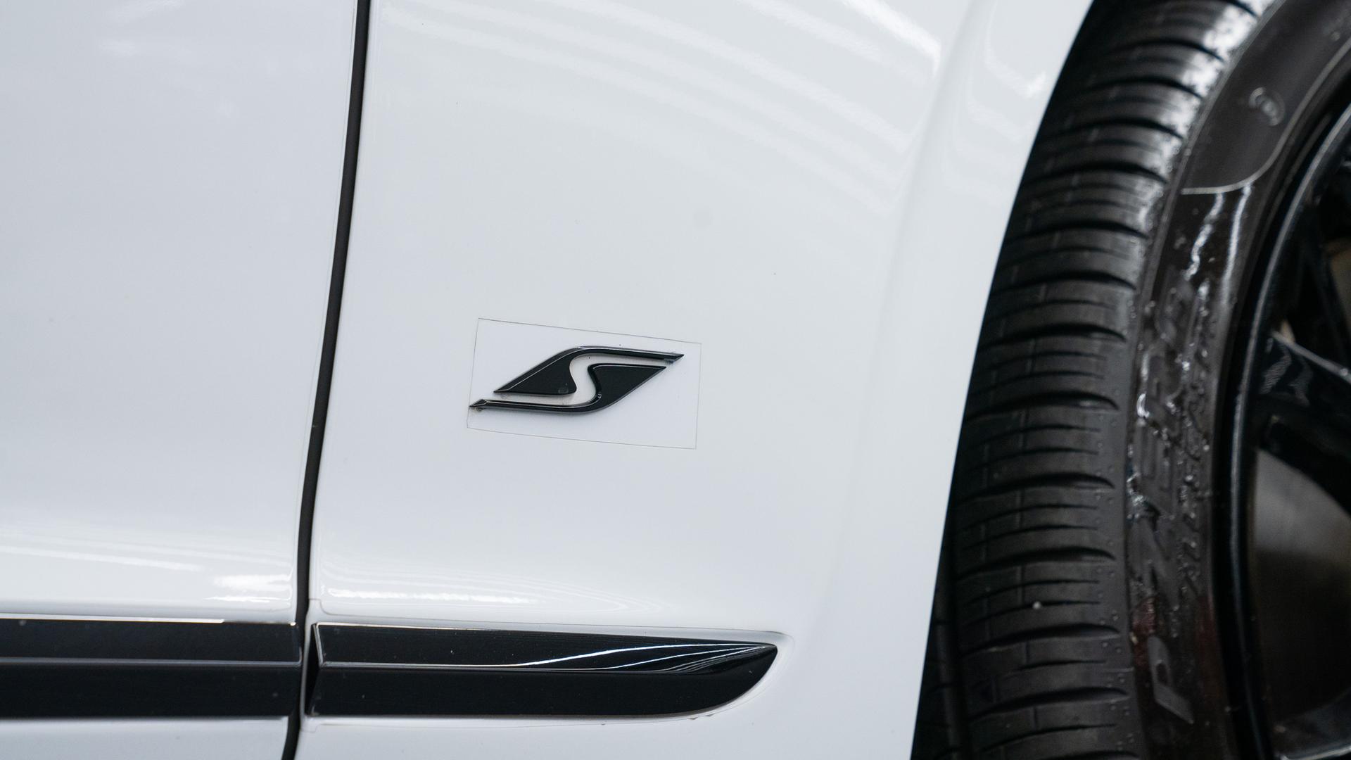 Bentley Flying Spur Photo 1591d792-09d9-4b6b-86e5-538a71a68607.jpg