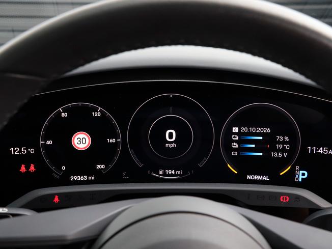 PORSCHE Taycan Photo 16