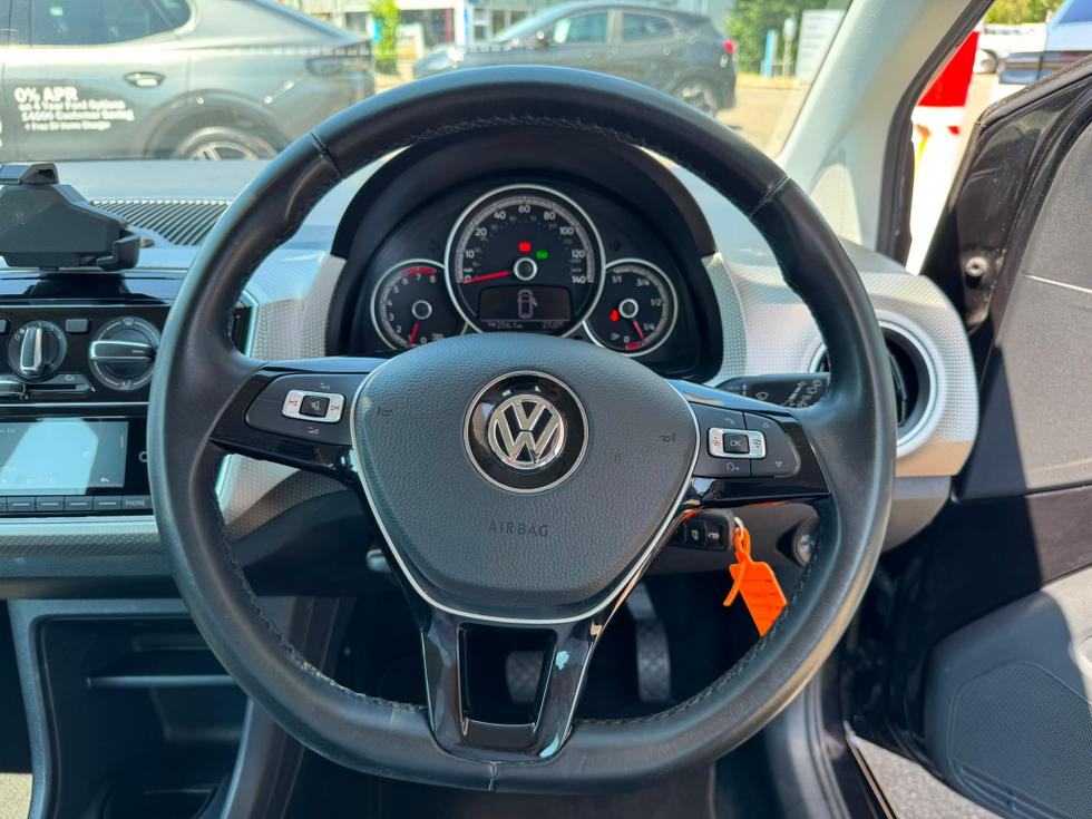 Volkswagen up! Photo 1634fe86-369a-4ba1-8b6f-d8da2afa0b68.jpeg