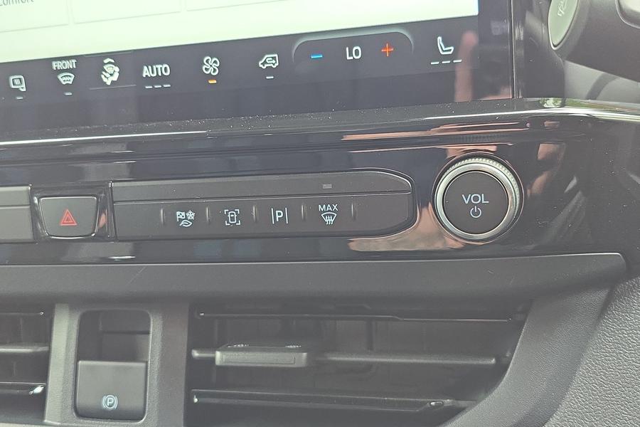 Ford E-TRANSIT CUSTOM Photo 166f5207-055b-424a-9960-8ff257073adc.jpg