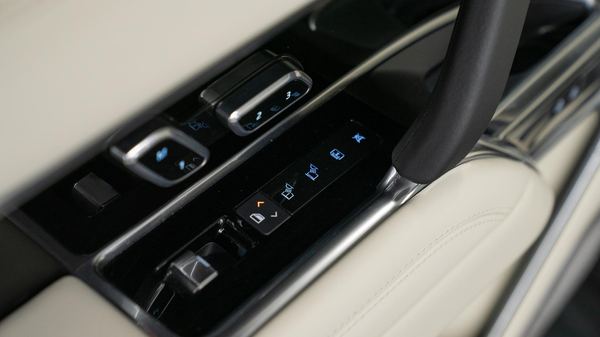 Land Rover Range Rover Photo 16849654-c340-4030-865c-ba86ab92863c.jpg