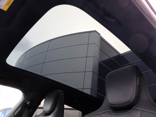 PORSCHE Taycan Photo 31