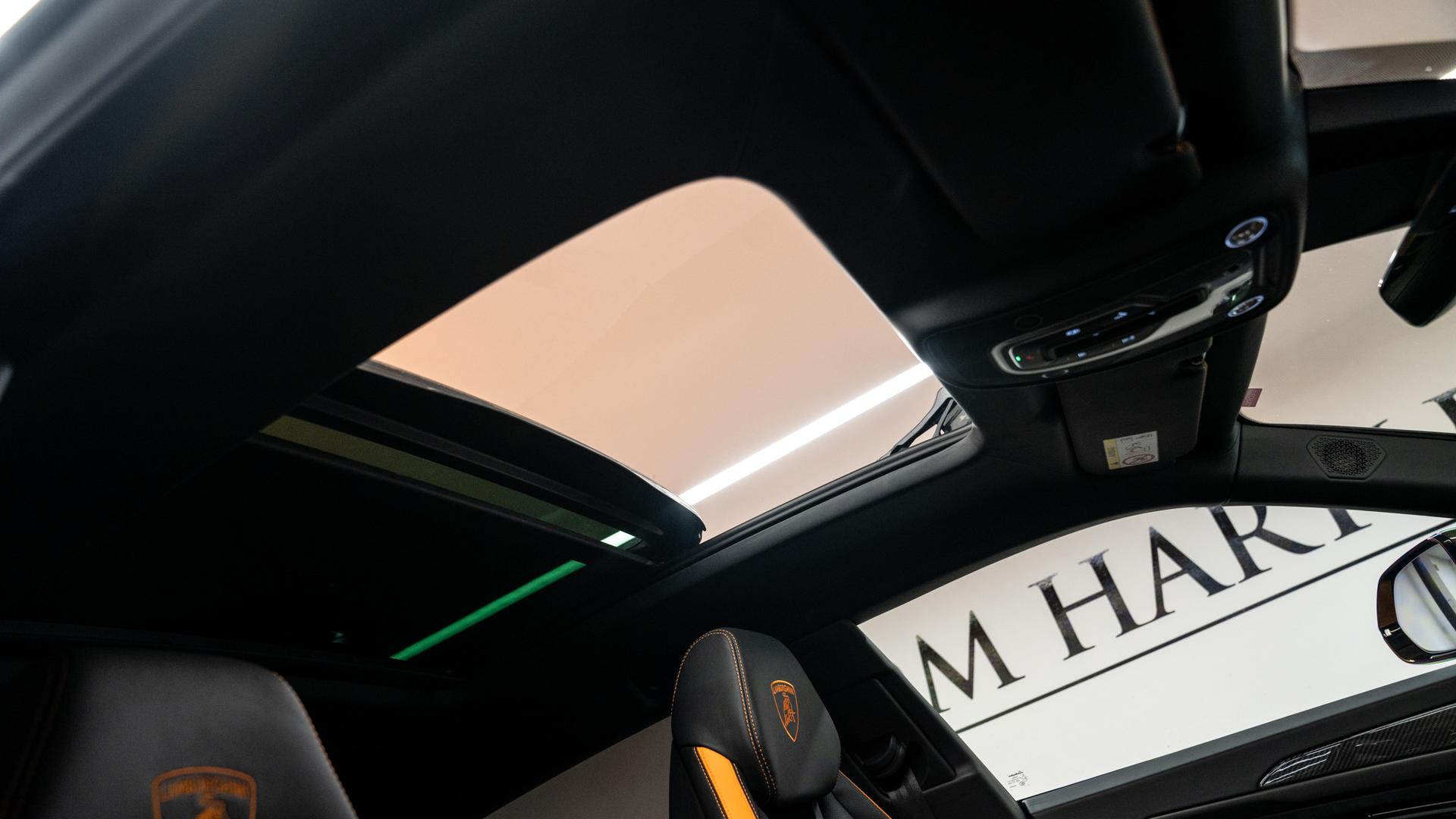 LAMBORGHINI Urus Photo 1794d082-716d-47d9-96ac-201328bd69e7.jpg