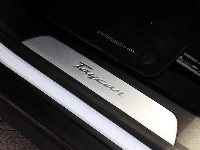 PORSCHE Taycan Photo 8