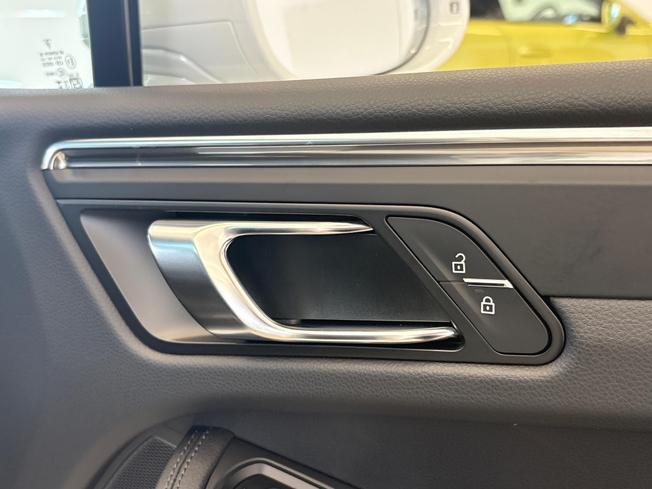 PORSCHE Macan Photo 36