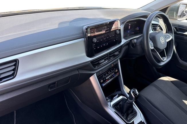 Volkswagen T-Roc Photo 2