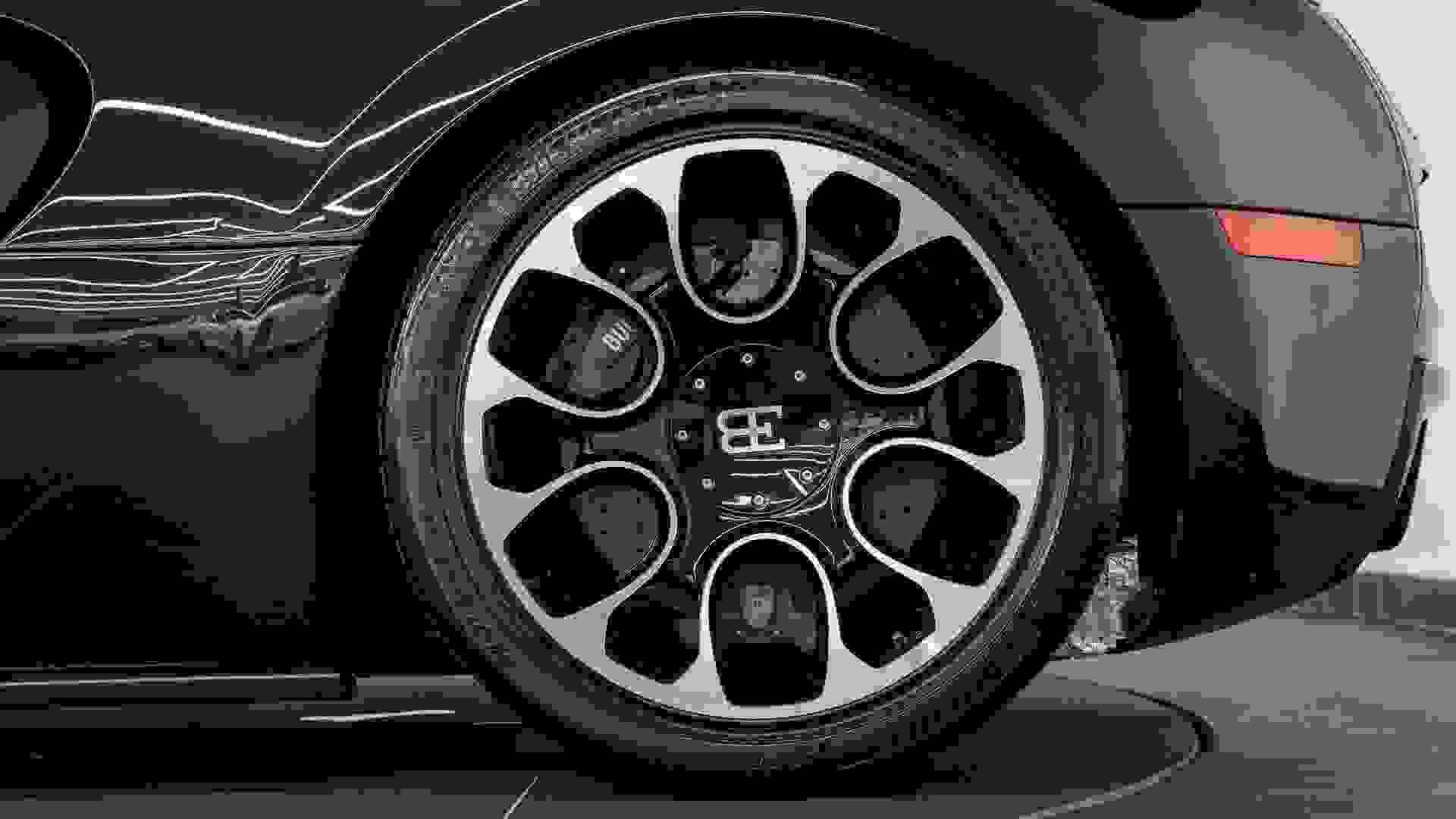 Bugatti Veyron Photo 18d0b3f6-a669-4694-b6de-e1cf694afc1e.jpg