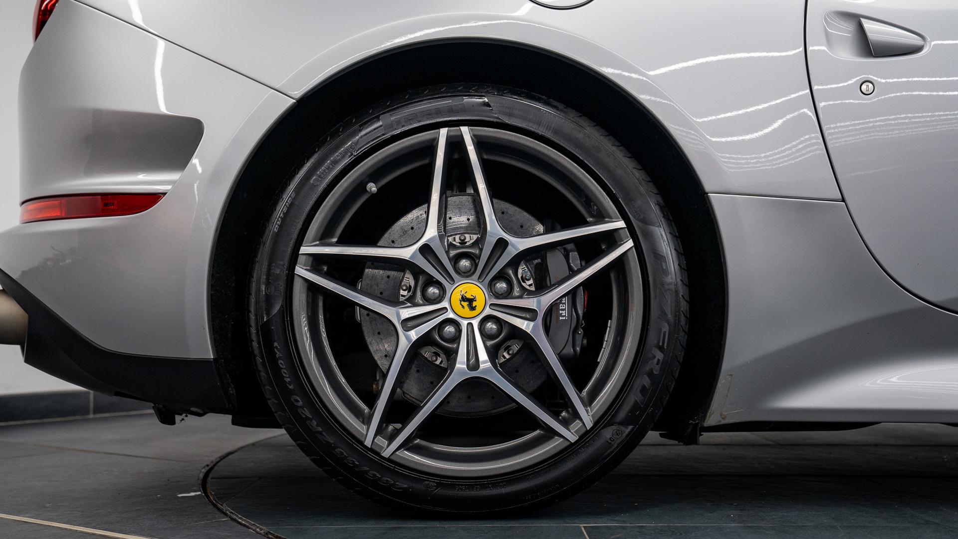 Ferrari California Photo 18da682a-1e30-4ba0-b04b-1ab2685ffa79.jpg