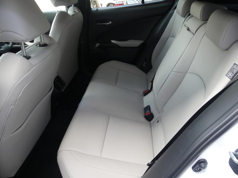 Lexus UX Photo 18ebb5cb-985b-4ad6-8051-cca5f32b610b.jpg