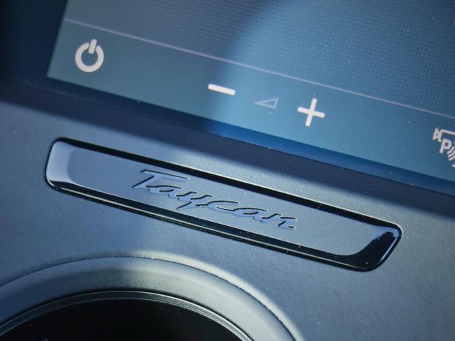 PORSCHE Taycan Photo 32