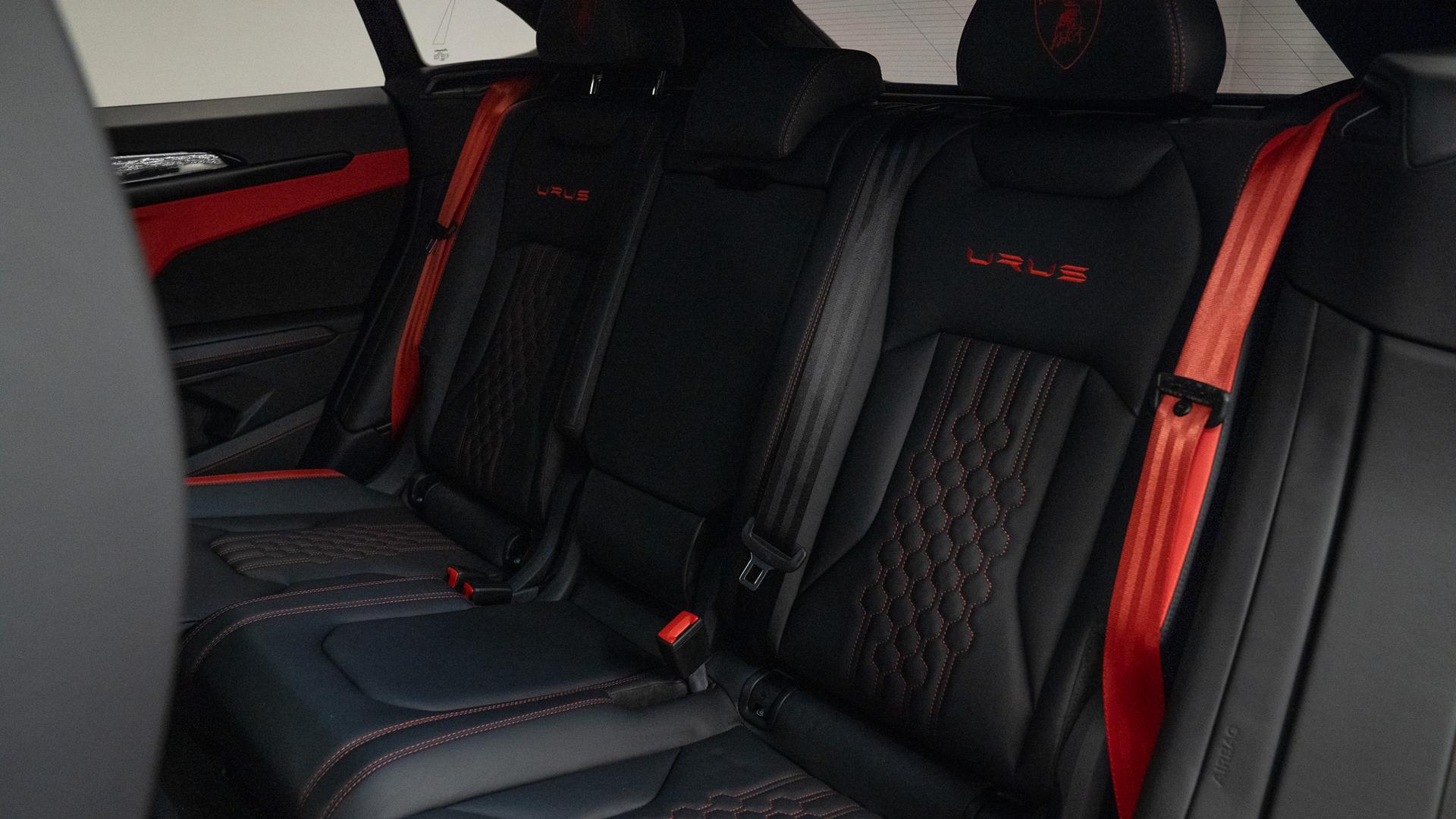 LAMBORGHINI Urus Photo 19361c2d-f4e3-41a0-ad46-c48636deb253.jpg