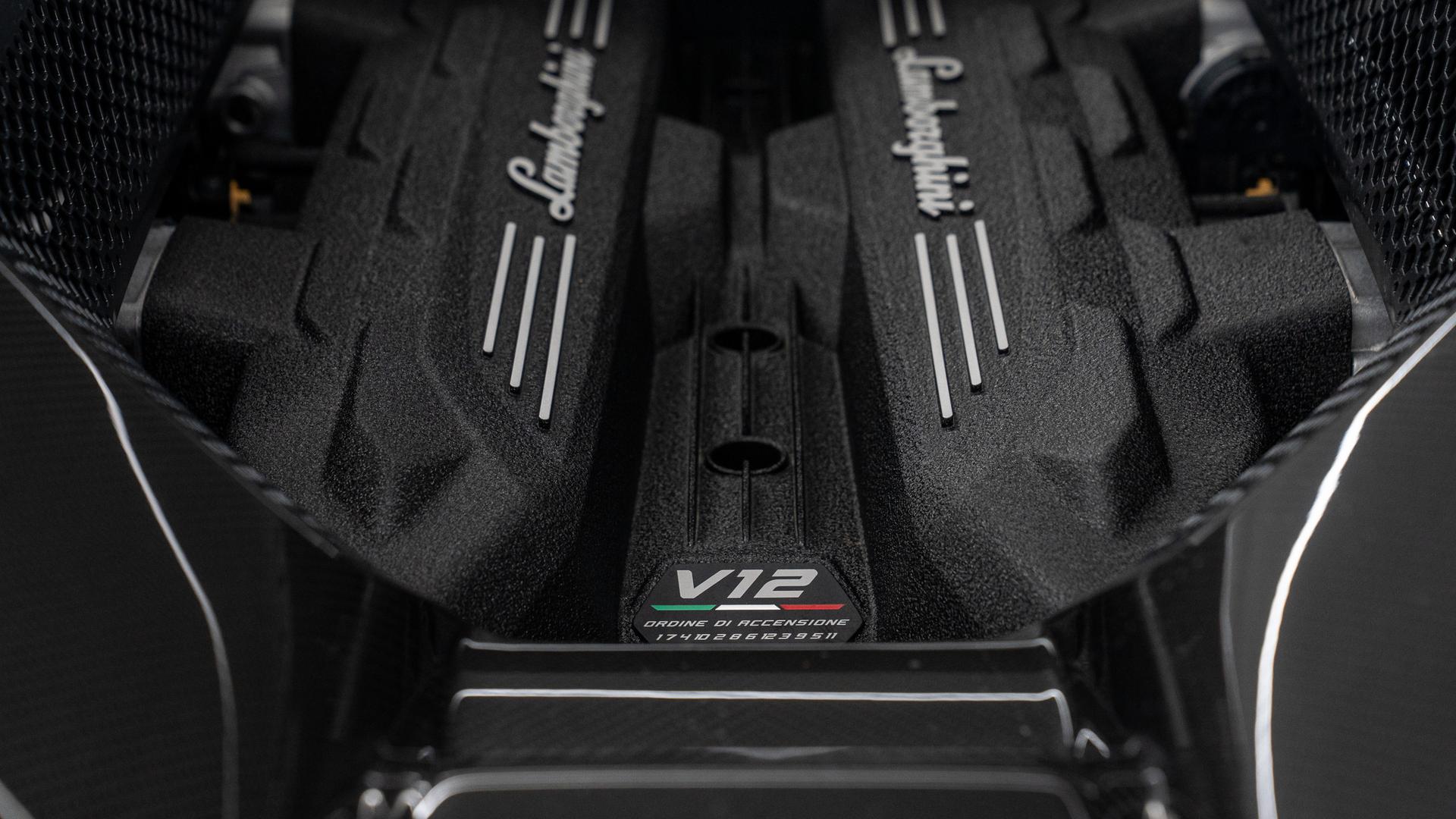 LAMBORGHINI Revuelto Photo 193e4ed0-4cca-4523-994f-74c1e2f52829.jpg