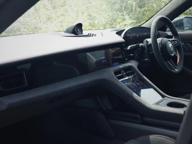 PORSCHE Taycan Photo 25