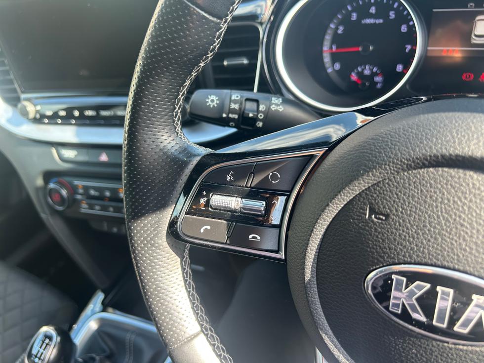 Kia ProCeed Photo 19716603-6f30-42c5-bf0d-e1b31203e55a.jpeg