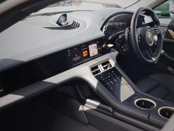 PORSCHE Taycan Photo 3
