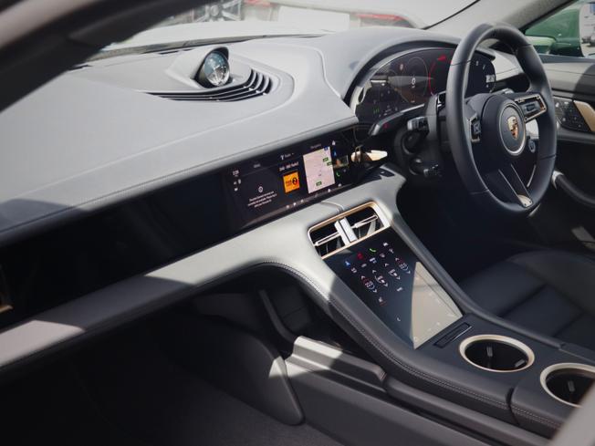 PORSCHE Taycan Photo 3