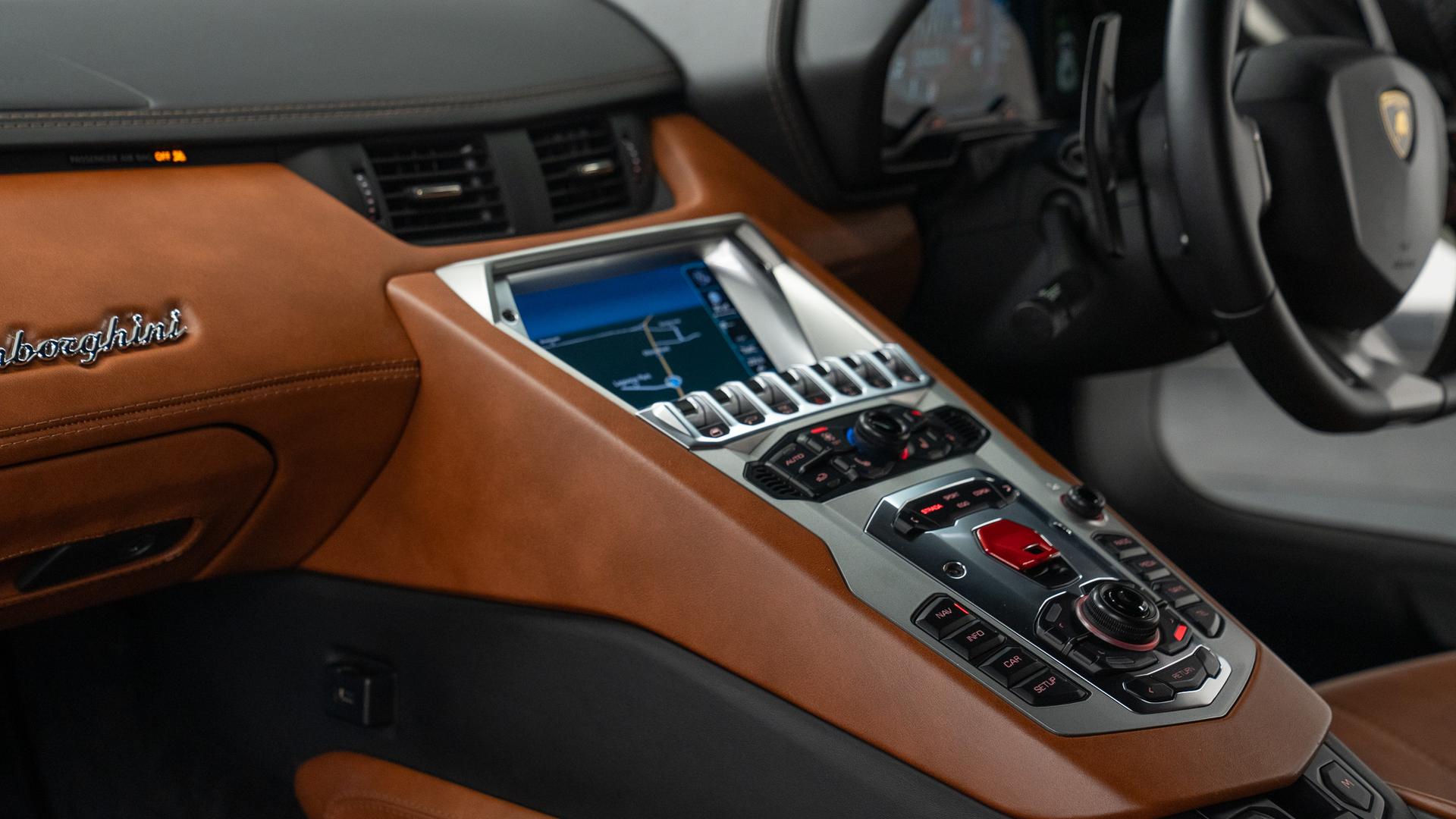 LAMBORGHINI Aventador Photo 19cfb2b3-a4a0-40d6-947f-a4c63a221b86.jpg