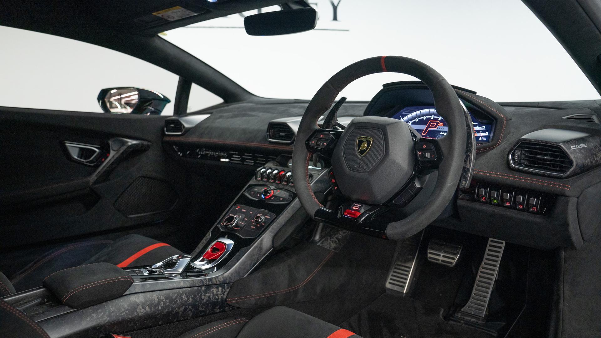 LAMBORGHINI Huracan Photo 1a940eec-e351-4380-81fb-663b9e35ff9f.jpg