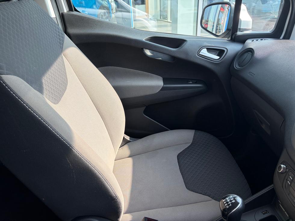Ford Tourneo Courier Photo 1aa7ff97-4842-4e45-96b0-75a190fa6613.jpeg