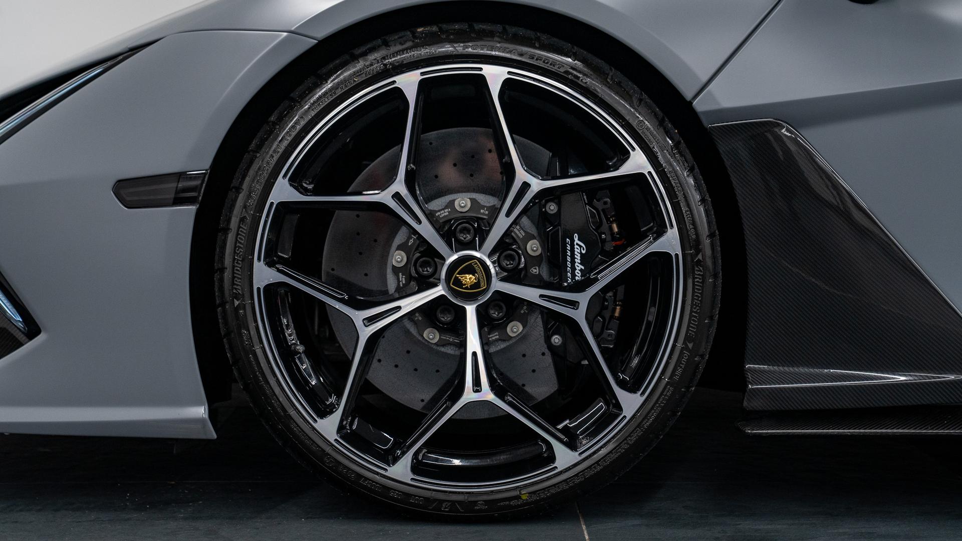 LAMBORGHINI Revuelto Photo 1ad9eabb-3ec2-42da-a7bd-2346e7d60994.jpg